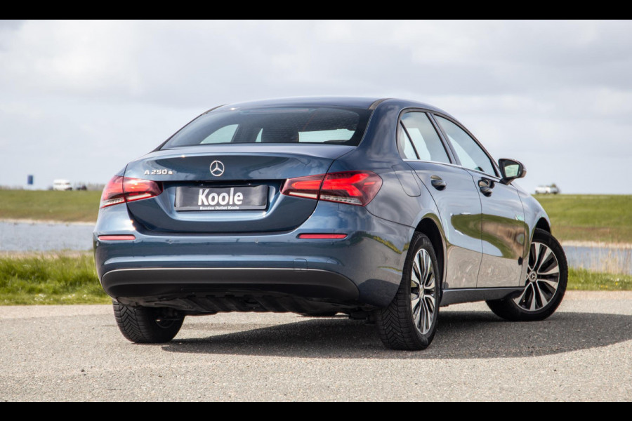 Mercedes-Benz A-Klasse 250 e Business Line CARPLAY / CAMERA / LEER / DEALER ONDERHOUDEN