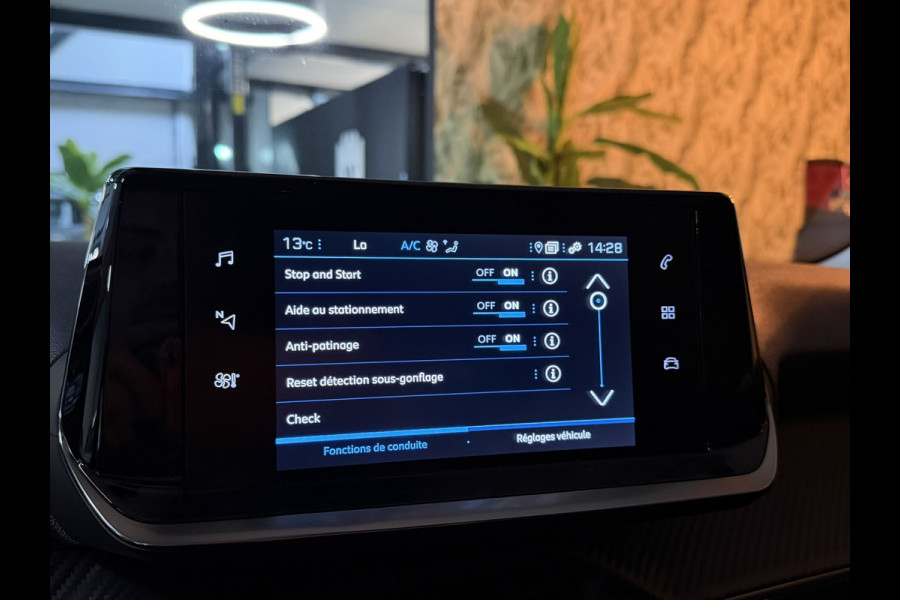 Peugeot 2008 1.2 PureTech Style Pack Garantie Carplay Cruise Navi Clima Led PDC Rijklaar
