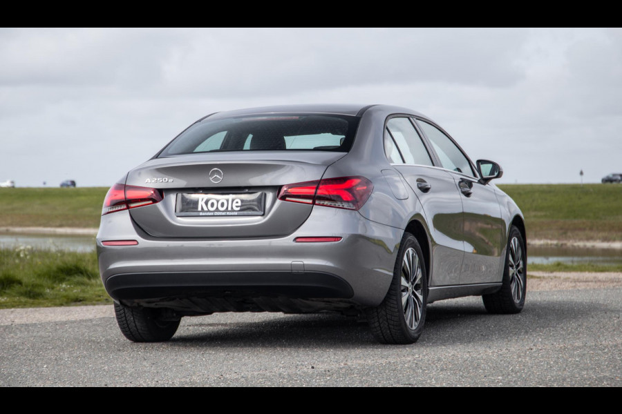 Mercedes-Benz A-Klasse 250 e Business Line CARPLAY / LEER / CAMERA / CRUISE CONTROLE / DEALER ONDERHOUDEN