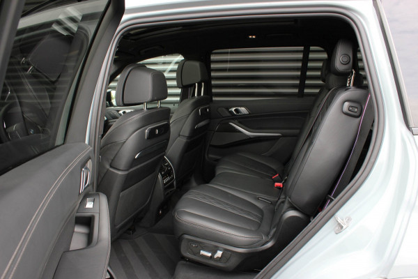 BMW X7 XDrive40d High Executive / HEAD- UP / PANO- DAK / LUCHTVERING / DRIVING ASSISANT / SOFTCLOSE / COMFORT SEATS / ALCANTARA