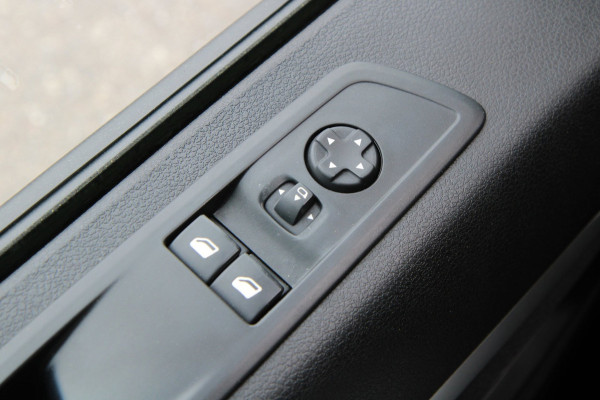 Peugeot Expert 2.0 BlueHDI 180PK automaat / DC 6 prs / Trekhaak / Camera / Dubbel Cabine