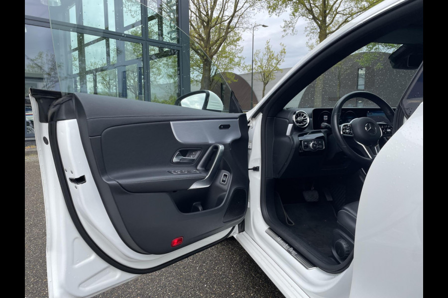 Mercedes-Benz CLA-Klasse 180 Business Solution AUT| STOELVERWARMING| SFEERVERLICHTING| ACHTERUITRIJCAMERA| 56.000KM!! | RIJKLAARPRIJS INCL. 12 MND BOVAG GARANTIE