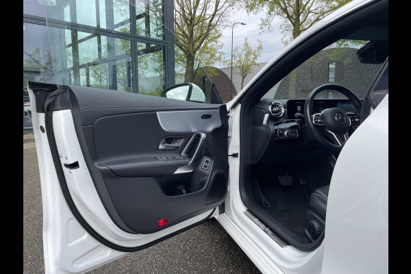 Mercedes-Benz CLA-Klasse 180 Business Solution AUT| STOELVERWARMING| SFEERVERLICHTING| ACHTERUITRIJCAMERA| 56.000KM!! | RIJKLAARPRIJS INCL. 12 MND BOVAG GARANTIE