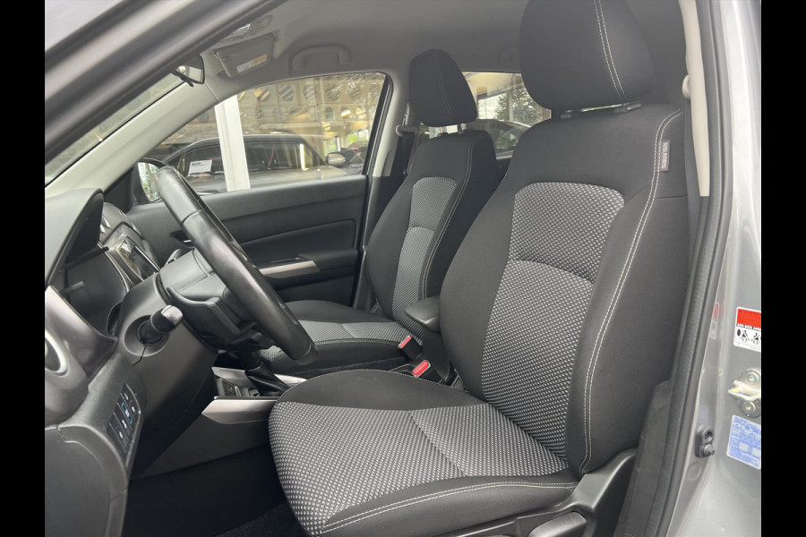 Suzuki Vitara 1.5 Hybrid Automaat Select Bi-Tone | Eerste eigenaar, Trekhaak, Dodehoekherkenning, Stoelverwarming, 17 inch, LED
