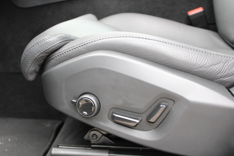 Volvo XC60 2.0 T8 Plug-in hybrid AWD Ultra Dark | Head-Up | Panoramadak | Leder | H&K | BLIS