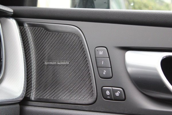 Volvo XC60 2.0 T8 Plug-in hybrid AWD Ultra Dark | Head-Up | Panoramadak | Leder | H&K | BLIS