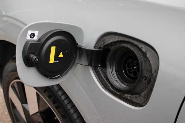 Volvo XC60 2.0 T8 Plug-in hybrid AWD Ultra Dark | Head-Up | Panoramadak | Leder | H&K | BLIS