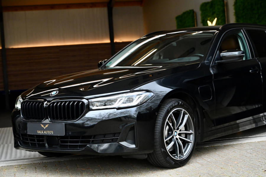 BMW 5 Serie Touring 530e xDrive High Executive - Active Cruise Control - Keyless Entry - Sfeerverlichting - Memory - HiFi -