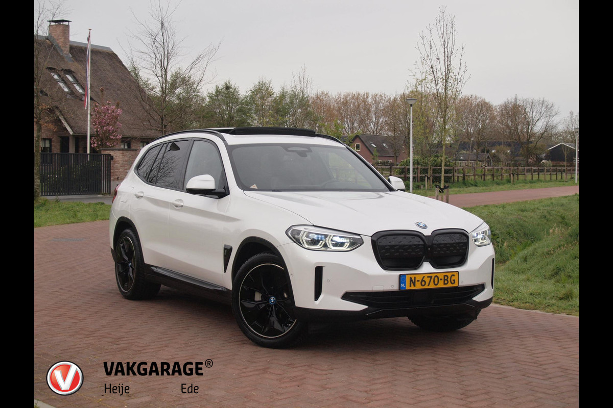 BMW iX3 High Executive 80 kWh | Panoramadak | Trekhaak | Head-Up Display | 360 Camera | Harman Kardon | Sfeerverlichting |