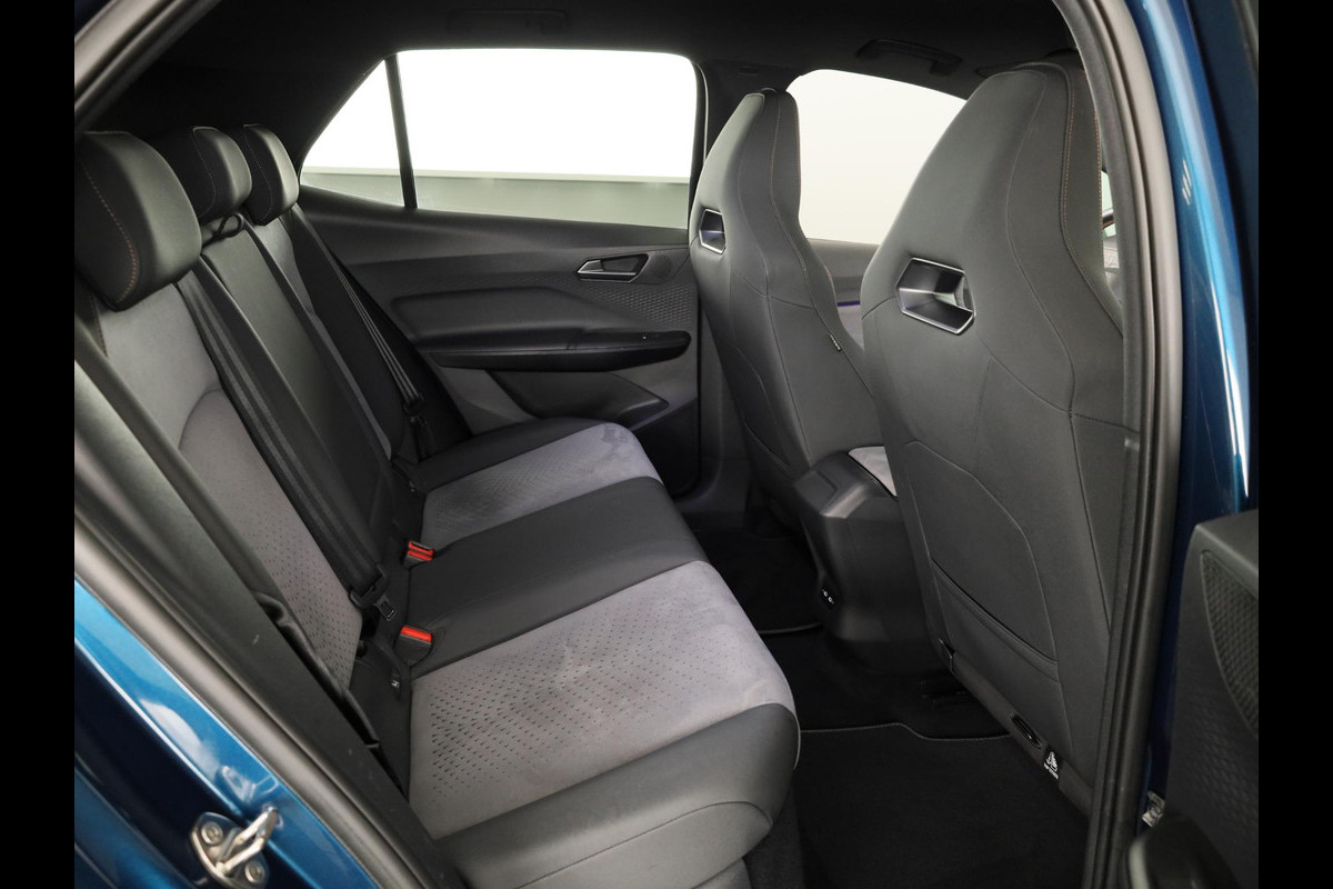 CUPRA Born Performance One 62 kWh 204pk | Parkeercamera | Navigatie | Verwarmbare voorstoelen | App connect | Verwarmbaar stuurwiel