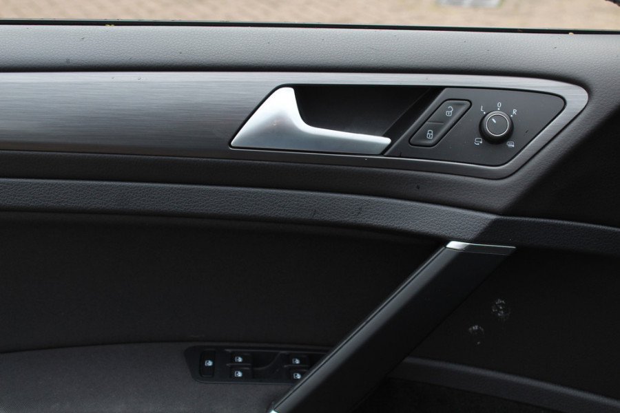 Volkswagen e-Golf e-Golf / Warmtepomp / Camera / Virtual Cockpit / Navigatie / 16'' / DAB / Stoelverwarming / ACC / CarPlay