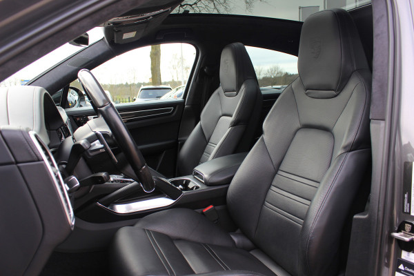 Porsche Cayenne Coupé 4.0 Turbo S E-Hybrid 680pk / TechArt / Trekhaak / Panoramadak / 360Camera / Head-up / Achterasbesturing / Keyless / Burmester / Softclose / Adaptieve Stoelen / 21'' / Cabron intr. / Luchtvering / Sportdesign+Chrono /
