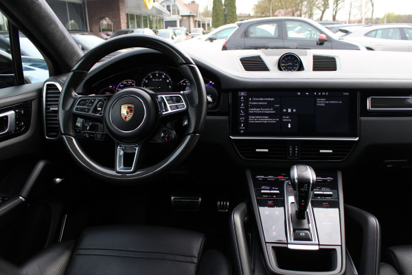 Porsche Cayenne Coupé 4.0 Turbo S E-Hybrid 680pk / TechArt / Trekhaak / Panoramadak / 360Camera / Head-up / Achterasbesturing / Keyless / Burmester / Softclose / Adaptieve Stoelen / 21'' / Cabron intr. / Luchtvering / Sportdesign+Chrono /