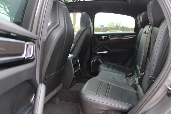 Porsche Cayenne Coupé 4.0 Turbo S E-Hybrid 680pk / TechArt / Trekhaak / Panoramadak / 360Camera / Head-up / Achterasbesturing / Keyless / Burmester / Softclose / Adaptieve Stoelen / 21'' / Cabron intr. / Luchtvering / Sportdesign+Chrono /