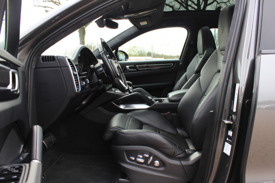 Porsche Cayenne Coupé 4.0 Turbo S E-Hybrid 680pk / TechArt / Trekhaak / Panoramadak / 360Camera / Head-up / Achterasbesturing / Keyless / Burmester / Softclose / Adaptieve Stoelen / 21'' / Cabron intr. / Luchtvering / Sportdesign+Chrono /