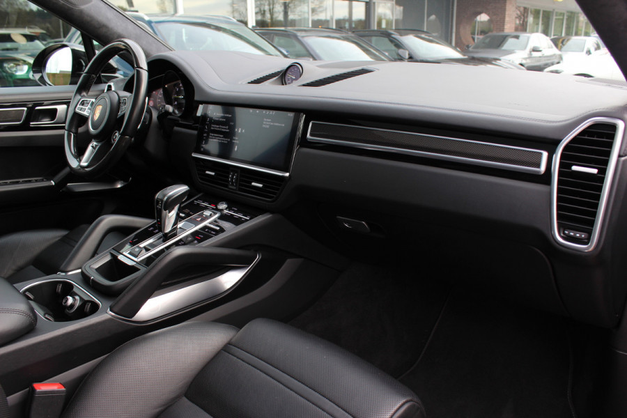 Porsche Cayenne Coupé 4.0 Turbo S E-Hybrid 680pk / TechArt / Trekhaak / Panoramadak / 360Camera / Head-up / Achterasbesturing / Keyless / Burmester / Softclose / Adaptieve Stoelen / 21'' / Cabron intr. / Luchtvering / Sportdesign+Chrono /