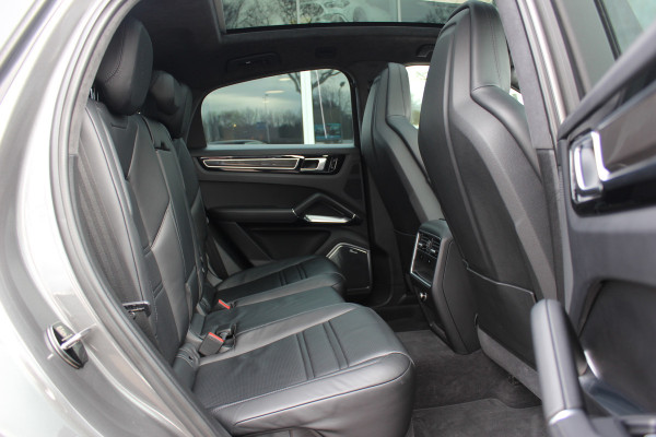 Porsche Cayenne Coupé 4.0 Turbo S E-Hybrid 680pk / TechArt / Trekhaak / Panoramadak / 360Camera / Head-up / Achterasbesturing / Keyless / Burmester / Softclose / Adaptieve Stoelen / 21'' / Cabron intr. / Luchtvering / Sportdesign+Chrono /