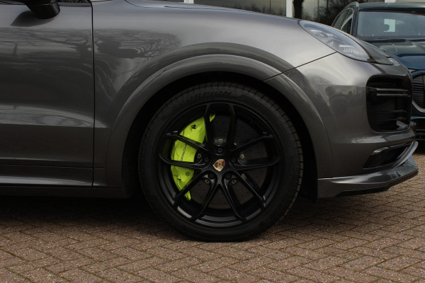 Porsche Cayenne Coupé 4.0 Turbo S E-Hybrid 680pk / TechArt / Trekhaak / Panoramadak / 360Camera / Head-up / Achterasbesturing / Keyless / Burmester / Softclose / Adaptieve Stoelen / 21'' / Cabron intr. / Luchtvering / Sportdesign+Chrono /