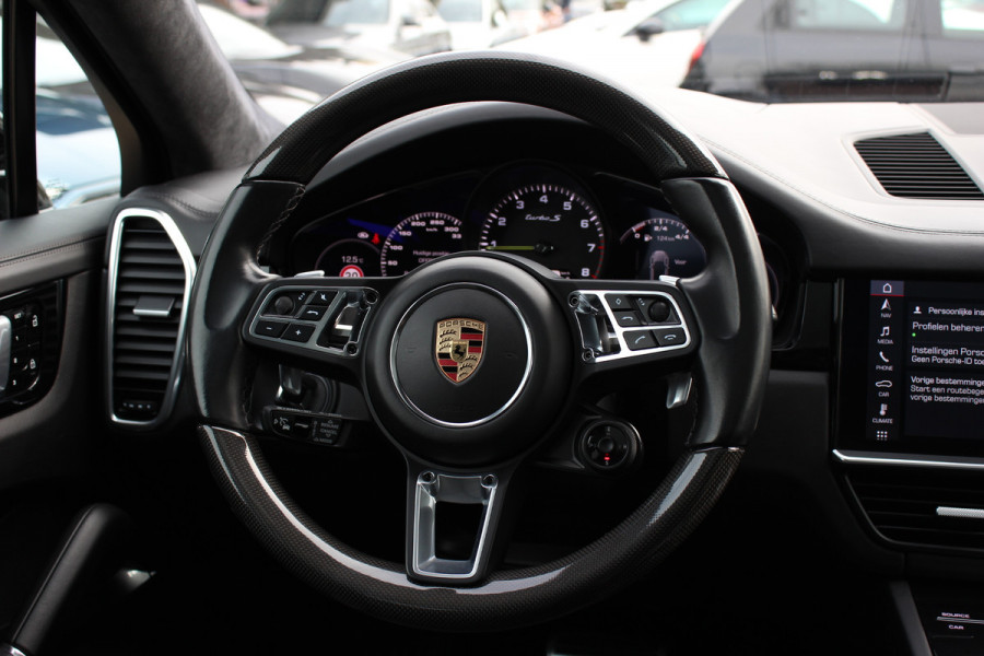 Porsche Cayenne Coupé 4.0 Turbo S E-Hybrid 680pk / TechArt / Trekhaak / Panoramadak / 360Camera / Head-up / Achterasbesturing / Keyless / Burmester / Softclose / Adaptieve Stoelen / 21'' / Cabron intr. / Luchtvering / Sportdesign+Chrono /