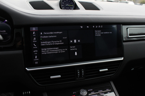 Porsche Cayenne Coupé 4.0 Turbo S E-Hybrid 680pk / TechArt / Trekhaak / Panoramadak / 360Camera / Head-up / Achterasbesturing / Keyless / Burmester / Softclose / Adaptieve Stoelen / 21'' / Cabron intr. / Luchtvering / Sportdesign+Chrono /