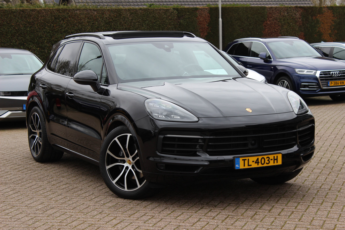Porsche Cayenne 3.0 E-Hybrid / Panoramadak / Camera / Softclose / Keyless / Carbon intr. / Luchtvering / 21'' / Bose / Sfeerverlichting / Adaptieve stoelen / Stoelventilatie / Stoelverwarming 4x / Sportchrono / Dodehoek