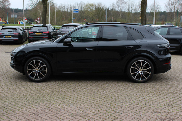 Porsche Cayenne 3.0 E-Hybrid / Panoramadak / Camera / Softclose / Keyless / Carbon intr. / Luchtvering / 21'' / Bose / Sfeerverlichting / Adaptieve stoelen / Stoelventilatie / Stoelverwarming 4x / Sportchrono / Dodehoek