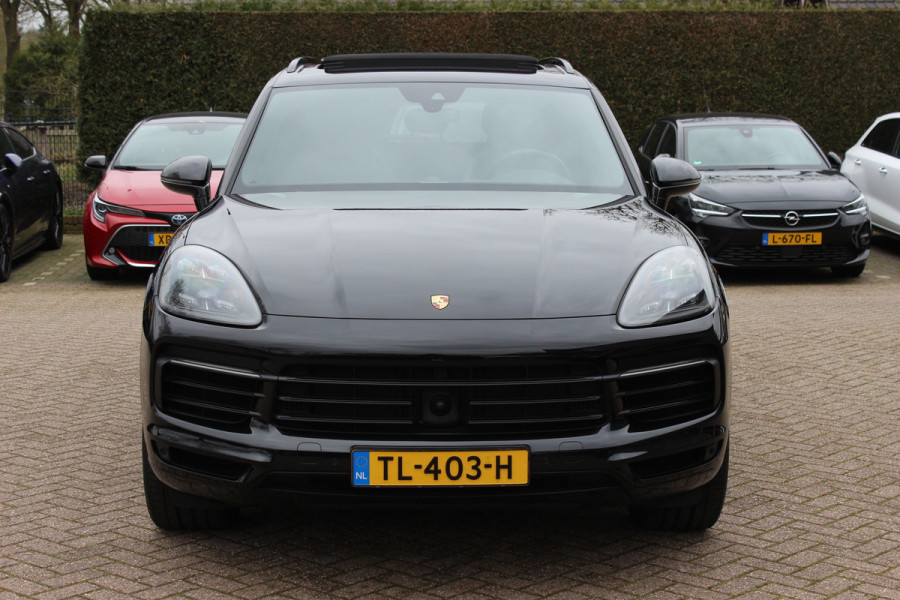 Porsche Cayenne 3.0 E-Hybrid / Panoramadak / Camera / Softclose / Keyless / Carbon intr. / Luchtvering / 21'' / Bose / Sfeerverlichting / Adaptieve stoelen / Stoelventilatie / Stoelverwarming 4x / Sportchrono / Dodehoek