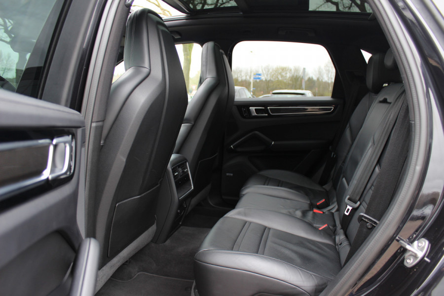 Porsche Cayenne 3.0 E-Hybrid / Panoramadak / Camera / Softclose / Keyless / Carbon intr. / Luchtvering / 21'' / Bose / Sfeerverlichting / Adaptieve stoelen / Stoelventilatie / Stoelverwarming 4x / Sportchrono / Dodehoek