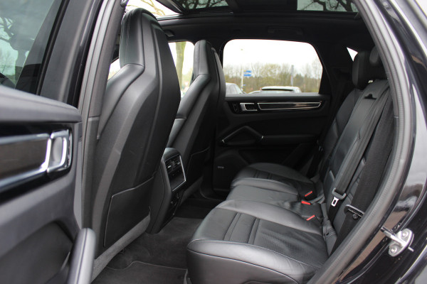 Porsche Cayenne 3.0 E-Hybrid / Panoramadak / Camera / Softclose / Keyless / Carbon intr. / Luchtvering / 21'' / Bose / Sfeerverlichting / Adaptieve stoelen / Stoelventilatie / Stoelverwarming 4x / Sportchrono / Dodehoek
