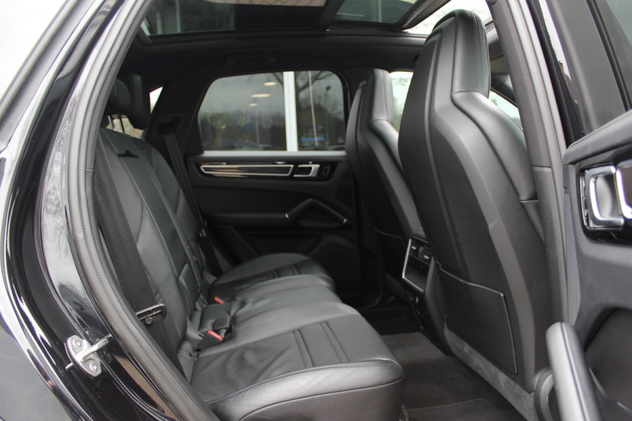 Porsche Cayenne 3.0 E-Hybrid / Panoramadak / Camera / Softclose / Keyless / Carbon intr. / Luchtvering / 21'' / Bose / Sfeerverlichting / Adaptieve stoelen / Stoelventilatie / Stoelverwarming 4x / Sportchrono / Dodehoek