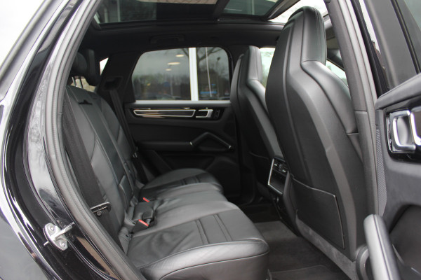 Porsche Cayenne 3.0 E-Hybrid / Panoramadak / Camera / Softclose / Keyless / Carbon intr. / Luchtvering / 21'' / Bose / Sfeerverlichting / Adaptieve stoelen / Stoelventilatie / Stoelverwarming 4x / Sportchrono / Dodehoek