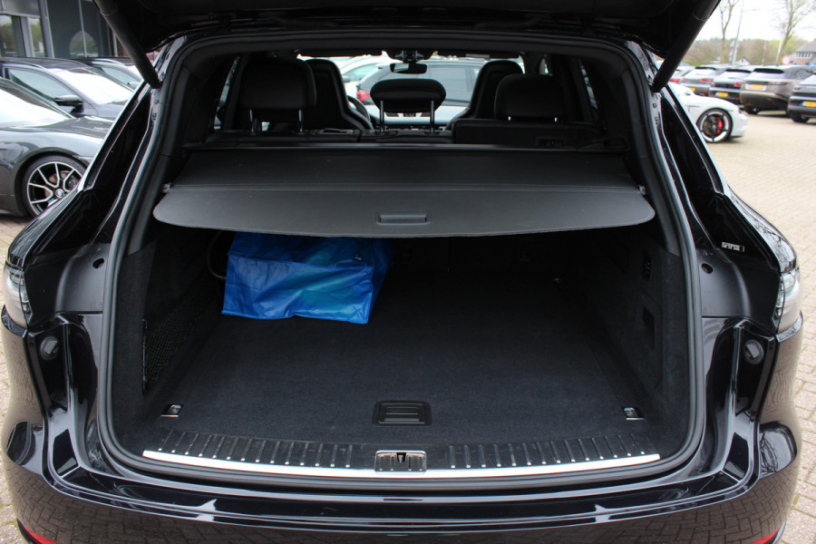 Porsche Cayenne 3.0 E-Hybrid / Panoramadak / Camera / Softclose / Keyless / Carbon intr. / Luchtvering / 21'' / Bose / Sfeerverlichting / Adaptieve stoelen / Stoelventilatie / Stoelverwarming 4x / Sportchrono / Dodehoek