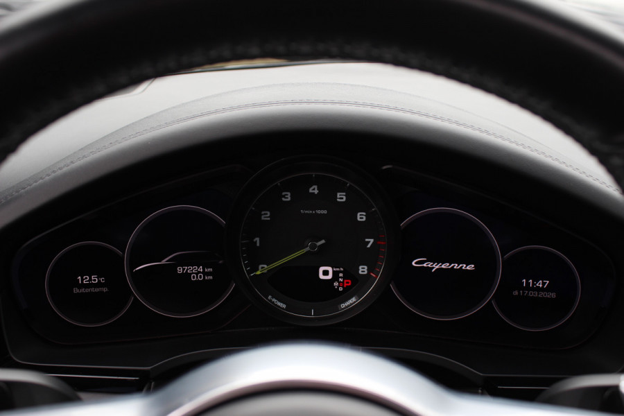 Porsche Cayenne 3.0 E-Hybrid / Panoramadak / Camera / Softclose / Keyless / Carbon intr. / Luchtvering / 21'' / Bose / Sfeerverlichting / Adaptieve stoelen / Stoelventilatie / Stoelverwarming 4x / Sportchrono / Dodehoek