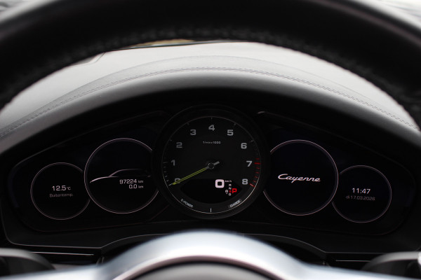 Porsche Cayenne 3.0 E-Hybrid / Panoramadak / Camera / Softclose / Keyless / Carbon intr. / Luchtvering / 21'' / Bose / Sfeerverlichting / Adaptieve stoelen / Stoelventilatie / Stoelverwarming 4x / Sportchrono / Dodehoek
