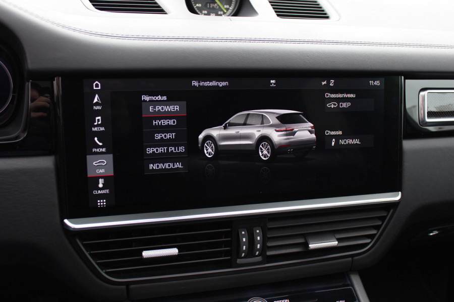 Porsche Cayenne 3.0 E-Hybrid / Panoramadak / Camera / Softclose / Keyless / Carbon intr. / Luchtvering / 21'' / Bose / Sfeerverlichting / Adaptieve stoelen / Stoelventilatie / Stoelverwarming 4x / Sportchrono / Dodehoek