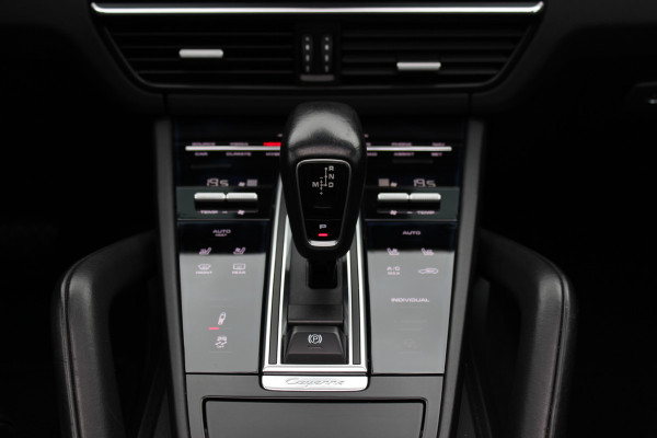 Porsche Cayenne 3.0 E-Hybrid / Panoramadak / Camera / Softclose / Keyless / Carbon intr. / Luchtvering / 21'' / Bose / Sfeerverlichting / Adaptieve stoelen / Stoelventilatie / Stoelverwarming 4x / Sportchrono / Dodehoek