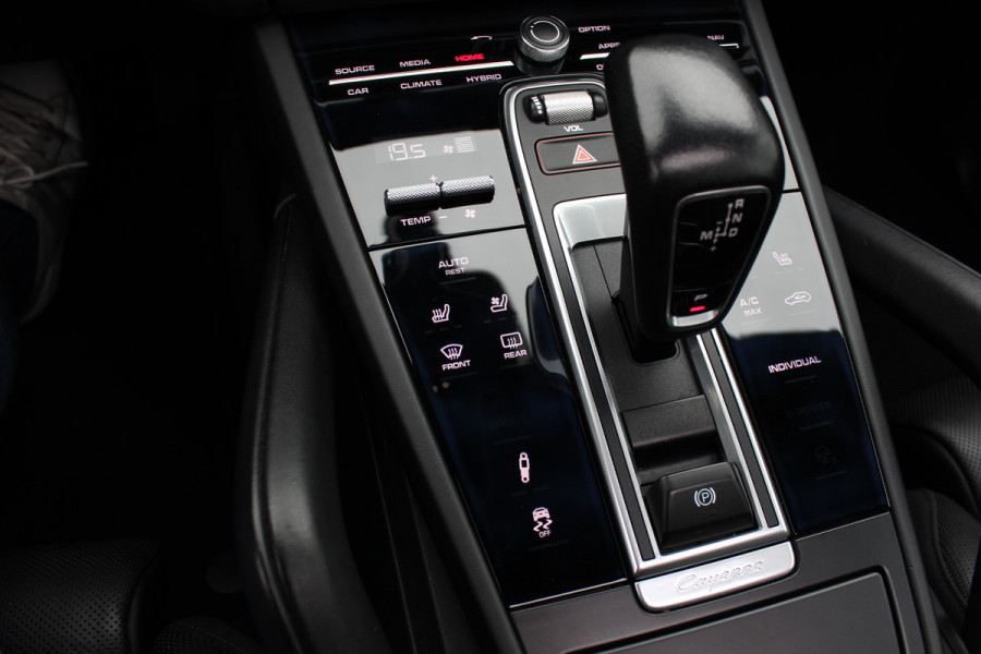 Porsche Cayenne 3.0 E-Hybrid / Panoramadak / Camera / Softclose / Keyless / Carbon intr. / Luchtvering / 21'' / Bose / Sfeerverlichting / Adaptieve stoelen / Stoelventilatie / Stoelverwarming 4x / Sportchrono / Dodehoek