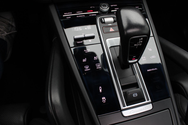 Porsche Cayenne 3.0 E-Hybrid / Panoramadak / Camera / Softclose / Keyless / Carbon intr. / Luchtvering / 21'' / Bose / Sfeerverlichting / Adaptieve stoelen / Stoelventilatie / Stoelverwarming 4x / Sportchrono / Dodehoek