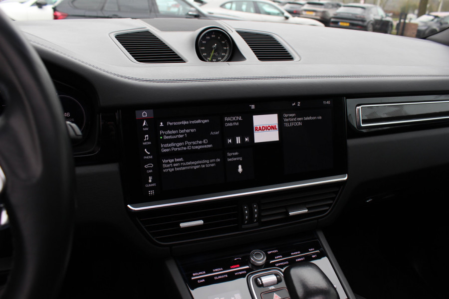 Porsche Cayenne 3.0 E-Hybrid / Panoramadak / Camera / Softclose / Keyless / Carbon intr. / Luchtvering / 21'' / Bose / Sfeerverlichting / Adaptieve stoelen / Stoelventilatie / Stoelverwarming 4x / Sportchrono / Dodehoek