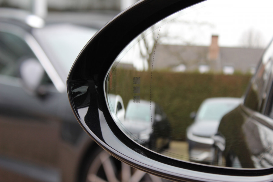 Porsche Cayenne 3.0 E-Hybrid / Panoramadak / Camera / Softclose / Keyless / Carbon intr. / Luchtvering / 21'' / Bose / Sfeerverlichting / Adaptieve stoelen / Stoelventilatie / Stoelverwarming 4x / Sportchrono / Dodehoek