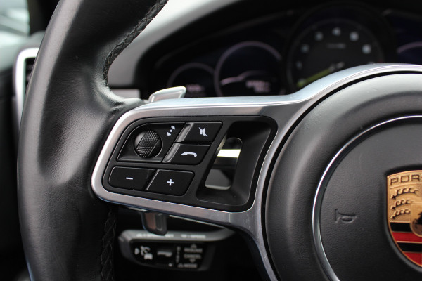 Porsche Cayenne 3.0 E-Hybrid / Panoramadak / Camera / Softclose / Keyless / Carbon intr. / Luchtvering / 21'' / Bose / Sfeerverlichting / Adaptieve stoelen / Stoelventilatie / Stoelverwarming 4x / Sportchrono / Dodehoek