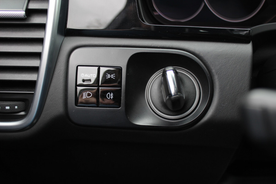 Porsche Cayenne 3.0 E-Hybrid / Panoramadak / Camera / Softclose / Keyless / Carbon intr. / Luchtvering / 21'' / Bose / Sfeerverlichting / Adaptieve stoelen / Stoelventilatie / Stoelverwarming 4x / Sportchrono / Dodehoek