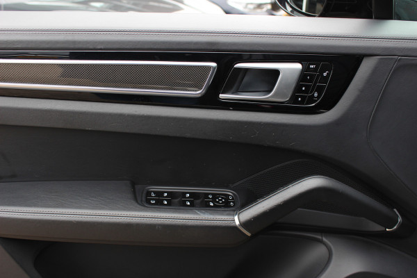 Porsche Cayenne 3.0 E-Hybrid / Panoramadak / Camera / Softclose / Keyless / Carbon intr. / Luchtvering / 21'' / Bose / Sfeerverlichting / Adaptieve stoelen / Stoelventilatie / Stoelverwarming 4x / Sportchrono / Dodehoek
