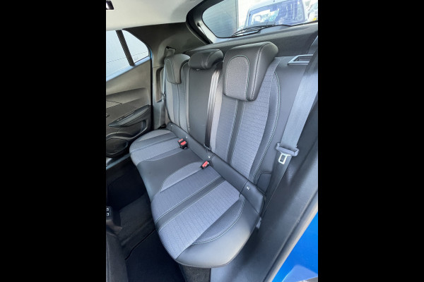 Peugeot 2008 100pk Allure Pack (Camera - Automatische Airco - i-cockpit - Navigatie - 17" - Apple Carplay - LED)