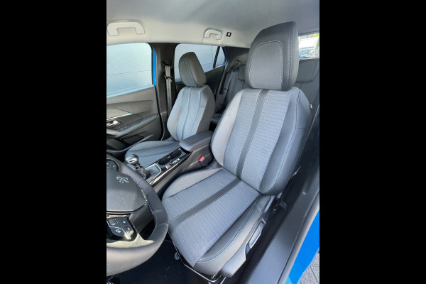Peugeot 2008 100pk Allure Pack (Camera - Automatische Airco - i-cockpit - Navigatie - 17" - Apple Carplay - LED)