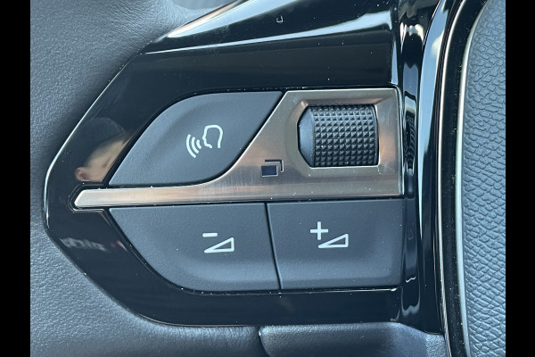 Peugeot 2008 100pk Allure Pack (Camera - Automatische Airco - i-cockpit - Navigatie - 17" - Apple Carplay - LED)
