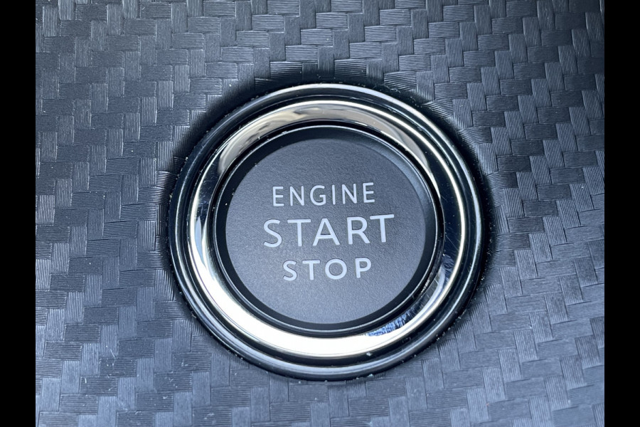 Peugeot 2008 100pk Allure Pack (Camera - Automatische Airco - i-cockpit - Navigatie - 17" - Apple Carplay - LED)