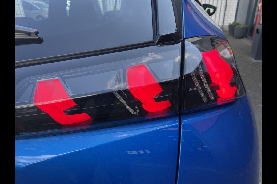 Peugeot 2008 100pk Allure Pack (Camera - Automatische Airco - i-cockpit - Navigatie - 17" - Apple Carplay - LED)