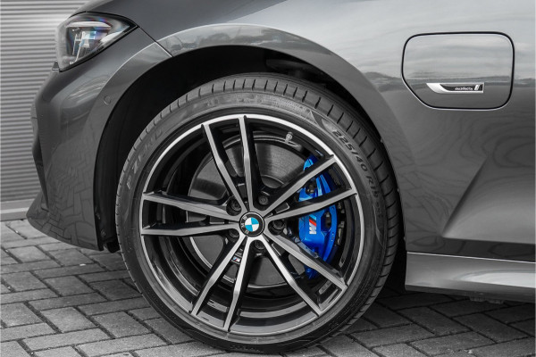 BMW 3 Serie Touring 330e xDrive M-Sport Laser Stuur & Stoelverw Keyless 19"