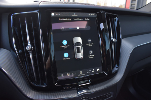 Volvo XC60 T6 AWD 350PK Plug-in Hybrid Plus Dark | BLIS | ACC | HUD | H&K | 360 Camera | Panorama dak |